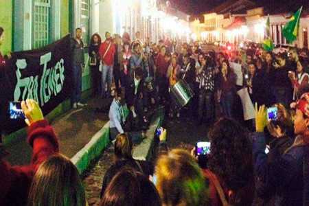 SÃO JOÃO DEL-REI TEM PROTESTO EM FRENTE A CASARÃO DA FAMÍLIA NEVES